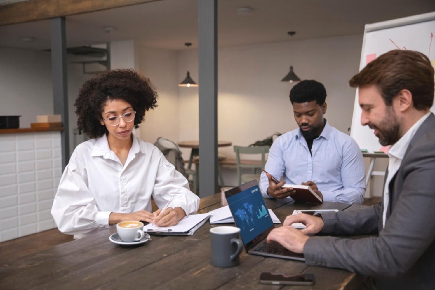 Environnement de formation en analyse financière avec écrans multiples